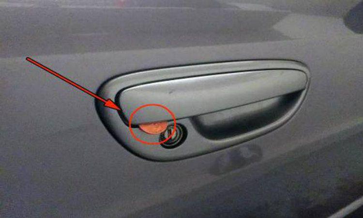 ΠΡΟΣΟΧΗ: Αν δεις κέρμα στο χερούλι του αυτοκινήτου σου, ειδοποίησε αμέσως την αστυνομία!