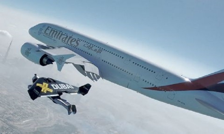 Το μεγαλύτερο αεροπλάνο του κόσμου έκανε κόντρα με τον... ιπτάμενο άνθρωπο στα 4.000 πόδια! Δείτε ποιος κέρδισε (VIDEO)