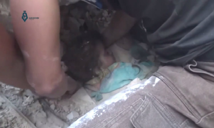 Κοριτσάκι ανασύρεται ζωντανό από τα συντρίμμια του σπιτιού της στο Χαλέπι (VIDEO)