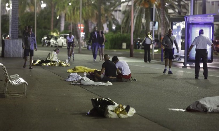 Συγκλονιστικές μαρτυρίες από τη Νίκαια: «Πτώματα εκτοξεύονταν στον αέρα»