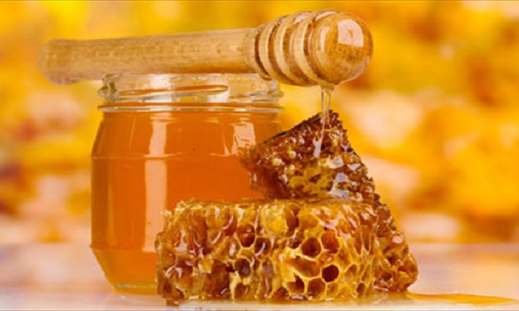 Ενυδατώστε και δώστε λάμψη στο δέρμα σας με το αγαπημένο μέλι