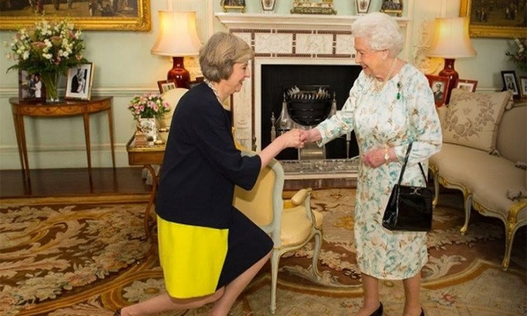 Η Βρετανία έχει νέα πρωθυπουργό: Η βασίλισσα όρισε την Τερέζα Μέι