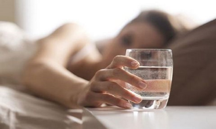 Αφήνεις ένα ποτήρι νερό στο κομοδίνο σου, το βράδυ που κοιμάσαι; Δες τι πραγματικά συμβαίνει σε αυτό! (VIDEO)