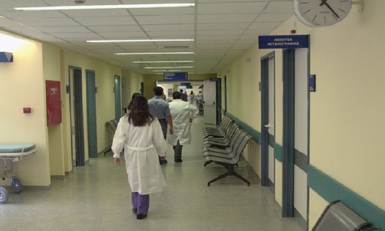 ΚΥΠΡΟΣ 2016: Στοιβάζουν του ασθενείς στο διάδρομο δίπλα από καλάθους με μολυσμένα αντικείμενα - ΦΩΤΟΓΡΑΦΙΑ