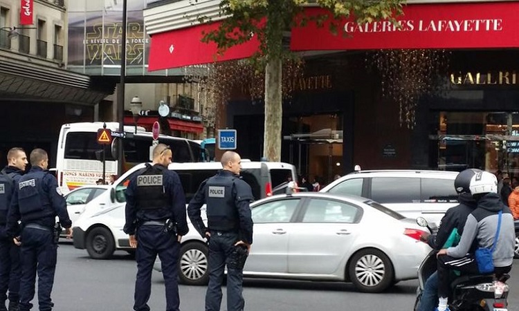 EKTAKTO: Νέος συναγερμός στο Παρίσι - Βρέθηκε ύποπτο δέμα στη Γκαλερί Λαφαγιέτ - Εκκενώθηκε το κτίριο