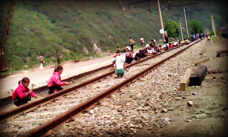 Παιδάκια - σκλάβοι φτιάχνουν ράγες τρένου! Δουλεύουν τουλάχιστον 10 ώρες (ΦΩΤΟ-VIDEO)