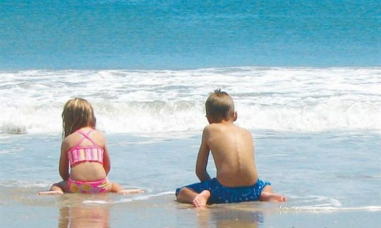 Τι δεν πρέπει να κάνετε στο παιδί σας στη θάλασσα ή στην πισίνα