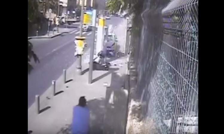 ΠΡΟΣΟΧΗ ΣΚΛΗΡΕΣ ΕΙΚΟΝΕΣ: Παλαιστίνιος χτυπάει Ισραηλινούς σε στάση και τους σφάζει με μπαλτά (Βίντεο)