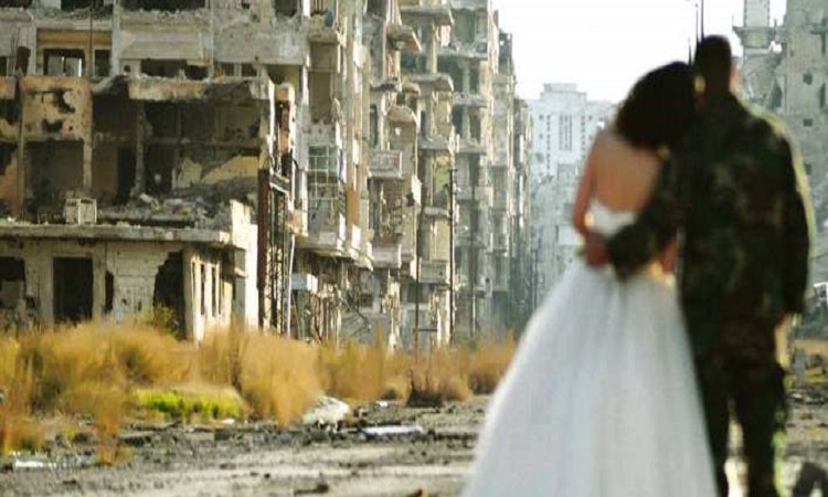 Συρία: Παντρεύτηκαν μέσα στα ερείπια - Ο έρωτας κόντρα στον πόλεμο (ΦΩΤΟ)