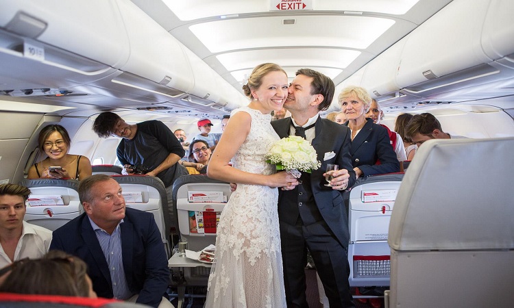 Γάμος στα 35.000 πόδια - Της έκανε έκπληξη και την παντρεύτηκε στην πτήση για Αθήνα (ΦΩΤΟ)