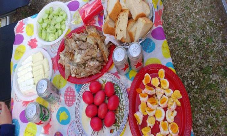 Μαγειρίτσα, αρνί, τσουρέκι - Πόσες θερμίδες έχουν τα φαγητά του Πάσχα