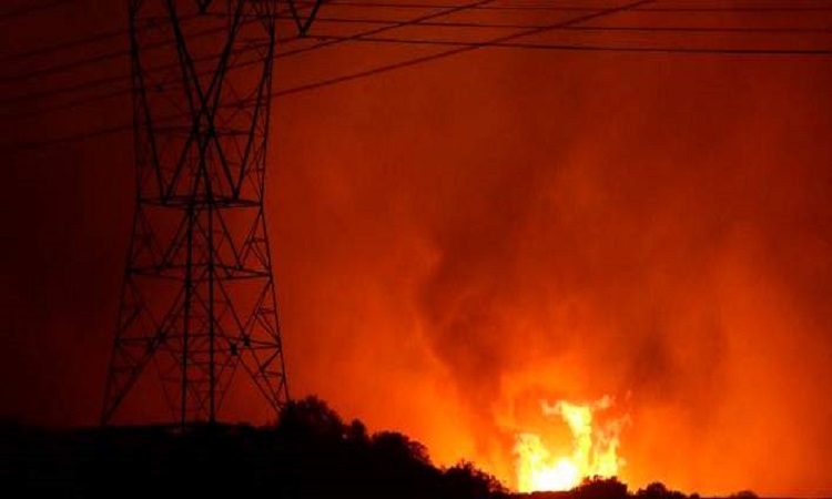 Ανεξέλεγκτη η πυρκαγιά στη Νότια Καλιφόρνια - Κατέστρεψε δεκάδες κατοικίες - Απομακρύνθηκαν 80.000 κάτοικοι