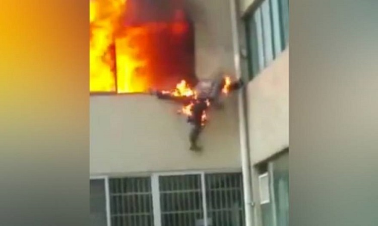 Απίστευτο βίντεο: Πυροσβέστης πηδά φλεγόμενος από το παράθυρο!