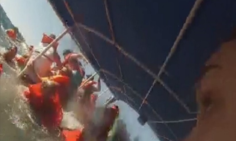 Βίντεο: Η τρομακτική στιγμή που ένα πλοίο γεμάτο τουρίστες βυθίζεται