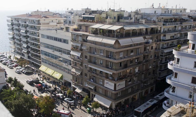 Απίστευτη πρόκληση στην Ελλάδα - Κρέμασε την τουρκική σημαία στο μπαλκόνι του παραμονή της 25ης Μαρτίου (ΦΩΤΟ)
