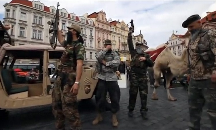 Τρόμος στην Πράγα από εισβολή «τζιχαντιστών»! (VIDEO)