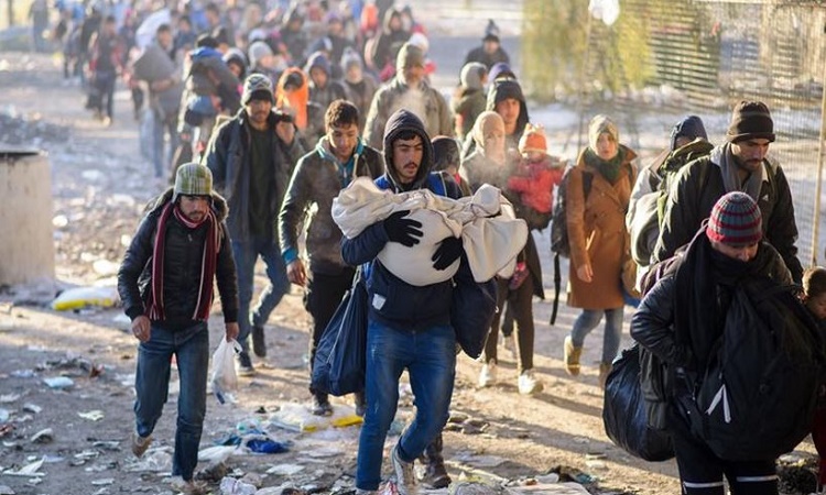 Πρόστιμα για τις χώρες που αρνούνται να δεχτούν πρόσφυγες προτείνει η Κομισιόν