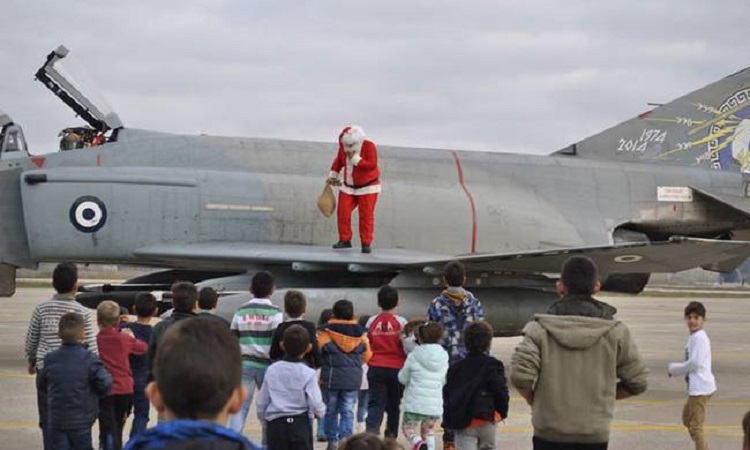 Ο Άγιος Βασίλης προσγείωσε τα δώρα με αεροπλάνο της Πολεμικής Αεροπορίας!