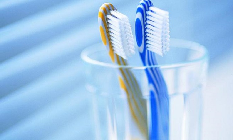 Τέσσερις συμβουλές για να προστατεύσετε την οδοντόβουρτσά σας από τα μικρόβια