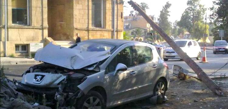 ΛΑΚΑΤΑΜΙΑ: Τροχαίο ατύχημα - Αυτοκίνητο προσέκρουσε σε πάσσαλο της ΑΗΚ