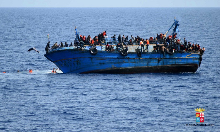 Εικόνες-σοκ: Η στιγμή της ανατροπής σκάφους με 550 μετανάστες στη Μεσόγειο (ΒΙΝΤΕΟ)