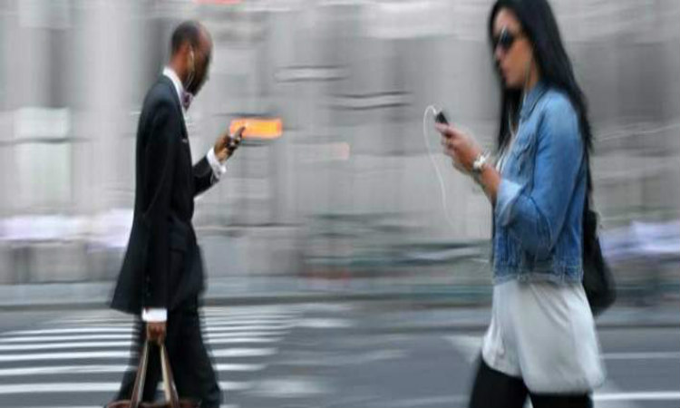 Κινητό και στο δρόμο -Ερευνα για τα νέα ζόμπι των smartphones
