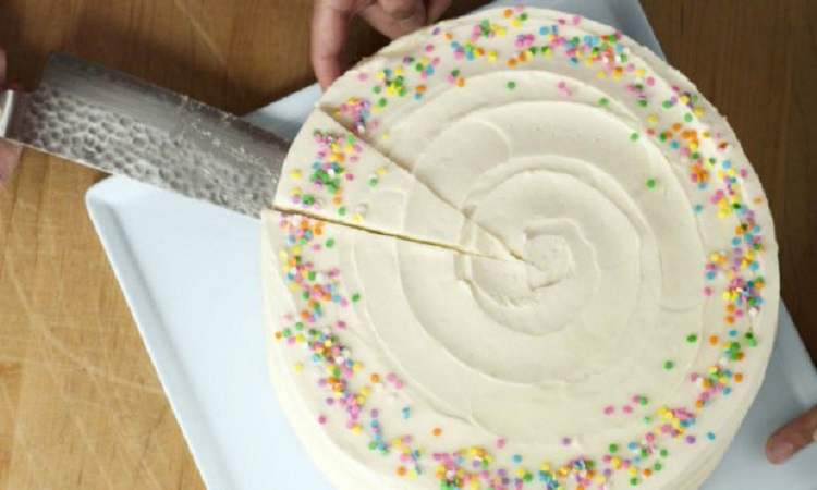 Αυτός είναι ο σωστός επιστημονικός τρόπος για να κόψετε ένα στρογγυλό κέικ (Βίντεο)