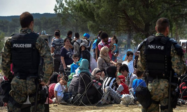 Σοκ! Οι Σκοπιανοί καταδιώκουν τους μετανάστες με λυκόσκυλα