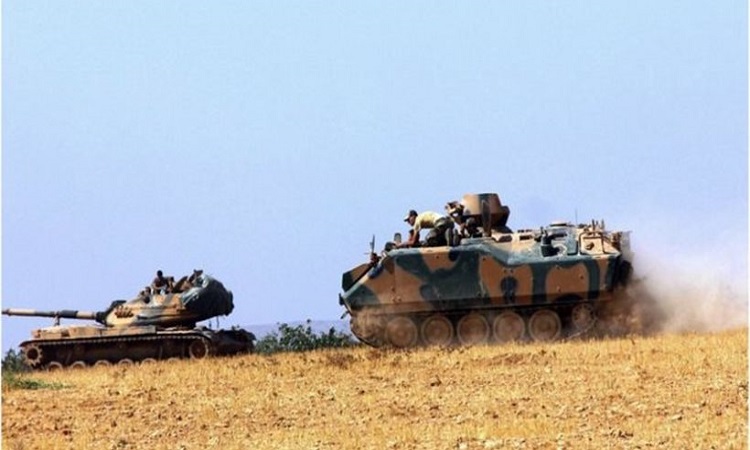 Τουρκικά άρματα μάχης εισέβαλαν στη Συρία