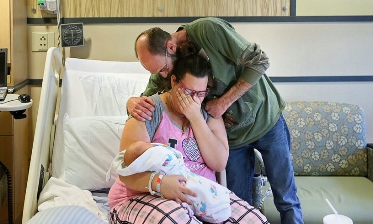 Απίστευτη τραγωδία στις ΗΠΑ - Έχασε τη μάνα της και τον άντρα της σε τροχαίο, ενώ γεννούσε το παιδί της!