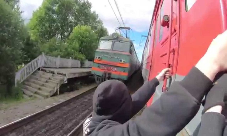 Train surfing: Η νέα ριψοκίνδυνη τρέλα των εφήβων στη Ρωσία(Βίντεο)