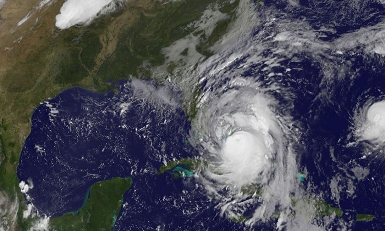 Τρόμος στις ΗΠΑ: Ο τυφώνας Μάθιου ενισχύθηκε σε κατηγορία 4 - Ξεπέρασαν τους 100 οι νεκροί