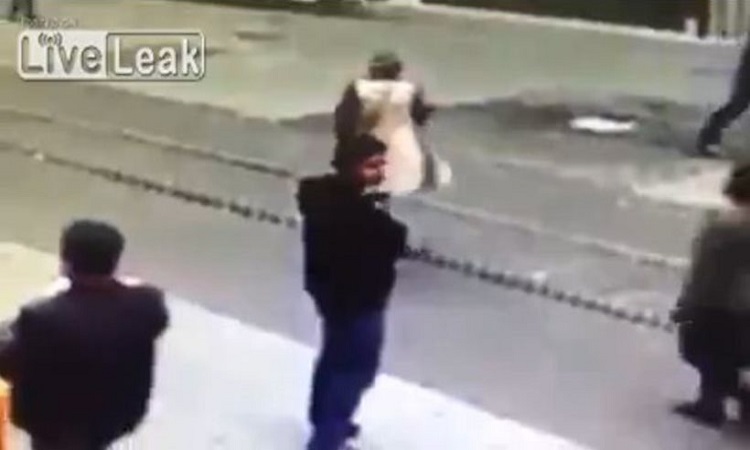 Εικόνες που σοκάρουν: Νέο βίντεο δείχνει από κοντά τον βομβιστή αυτοκτονίας στην Κωνσταντινούπολη