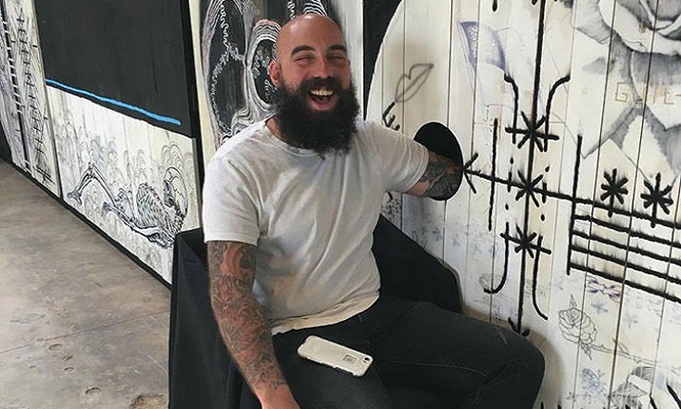 Τατουατζής κάνει δωρεάν τατουάζ με μια προϋπόθεση