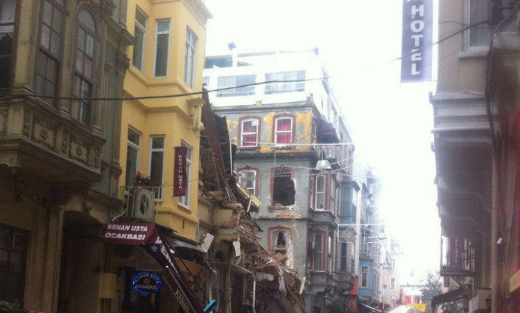 Πανικός στην Κωνσταντινούπολη -Κτίριο κατέρρευσε σαν χάρτινος πύργος (ΦΩΤΟ-ΒΙΝΤΕΟ)