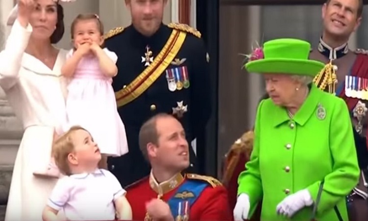 Η βασίλισσα Ελισάβετ μάλωσε τον Γουίλιαμ μπροστά σε ολόκληρη τη Βρετανία (VIDEO)