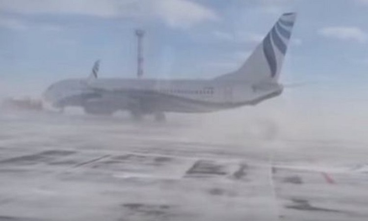 Απίστευτο βίντεο: Δείτε πώς οι δυνατοί άνεμοι παρασύρουν ένα ολόκληρο αεροπλάνο