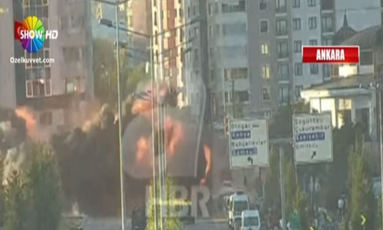 Ντοκουμέντο: Μαχητικά F16 βομβαρδίζουν το τουρκικό προεδρικό μέγαρο (VIDEO)