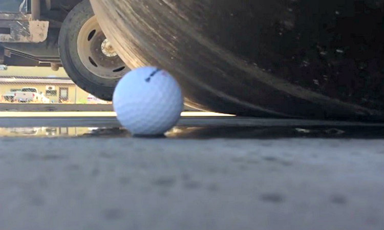 Απίστευτο βίντεο! Τι γίνεται όταν ένας οδοστρωτήρας πατάει μπαλάκια του γκολφ;