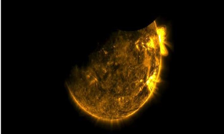 Μοναδικό: Η NASA κατέγραψε την εντυπωσιακή διπλή έκλειψη Hλίου (VIDEO)