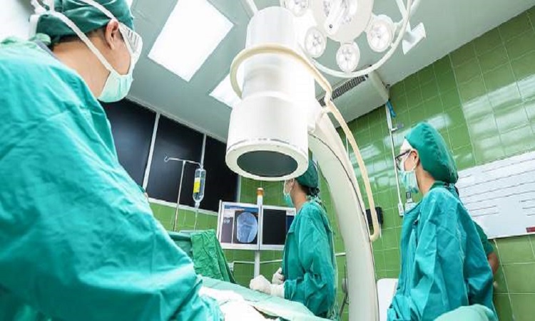 Είχαν ξεχάσει χειρουργική λαβίδα 15 εκ. σε κοιλιά άντρα για 18 χρόνια