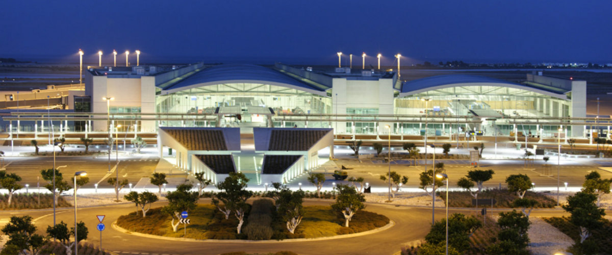 Χαμός στο αεροδρόμιο Λάρνακας... Ουρές επιβατών στα σημεία ελέγχου (ΦΩΤΟ)