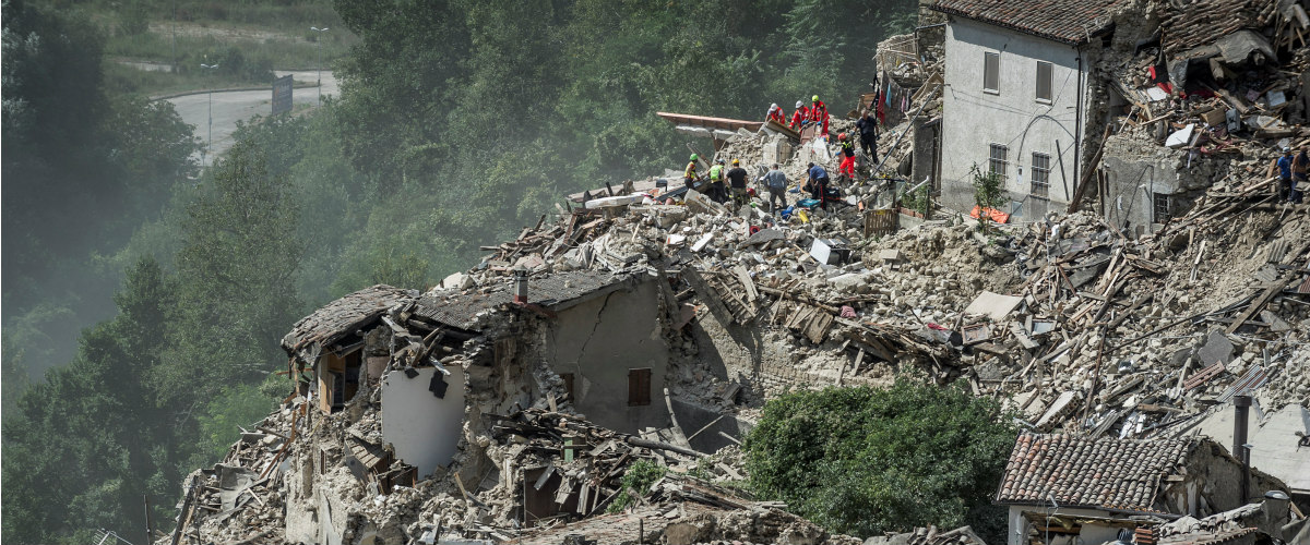 Δραματικές ώρες στην Ιταλία - Στους 247 οι νεκροί από το φονικό σεισμό