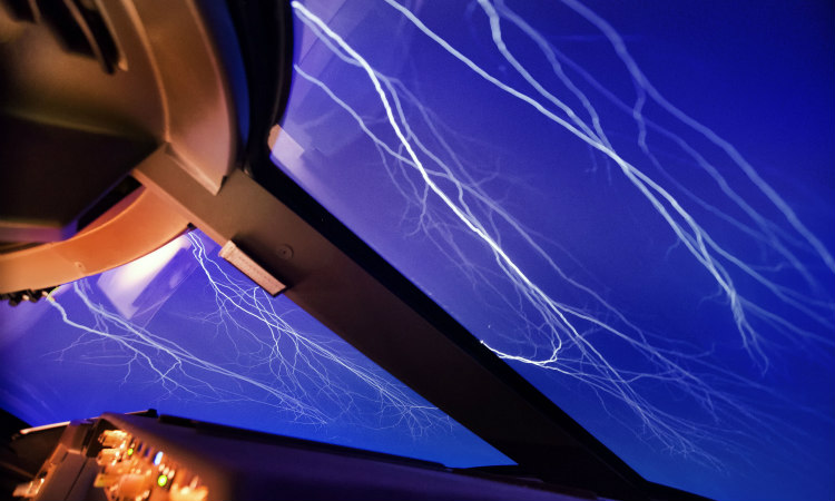 Εκπληκτικές φωτογραφίες - Δείτε πως φαίνονται οι καταιγίδες από το πιλοτήριο του αεροπλάνου