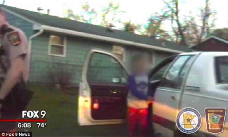 Οκτάχρονος συνελήφθη να οδηγεί το αυτοκίνητο της μητέρας του (Βίντεο)
