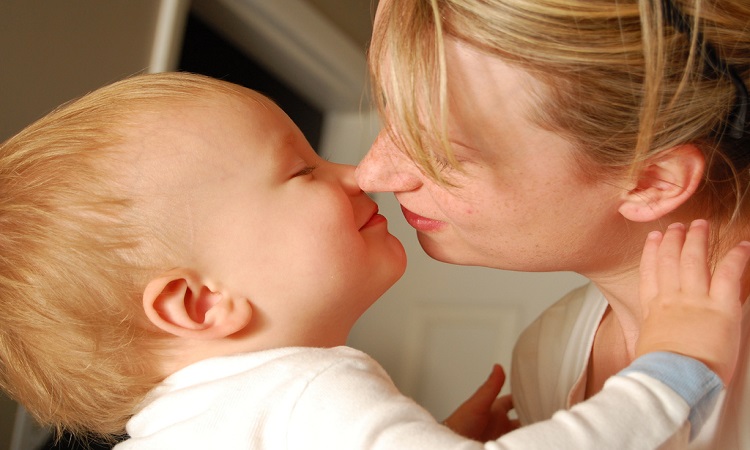 Οι γονείς δεν πρέπει να φιλούν τα παιδιά τους στο στόμα- Είναι πάρα πολύ σεξουαλικό