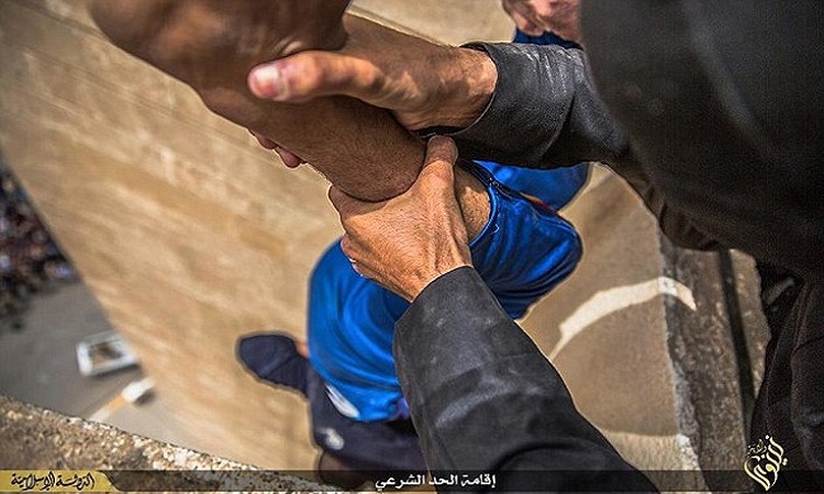 Τα φρικτά βασανιστήρια και οι θανατικές καταδίκες των ομοφυλόφιλων από τον ISIS