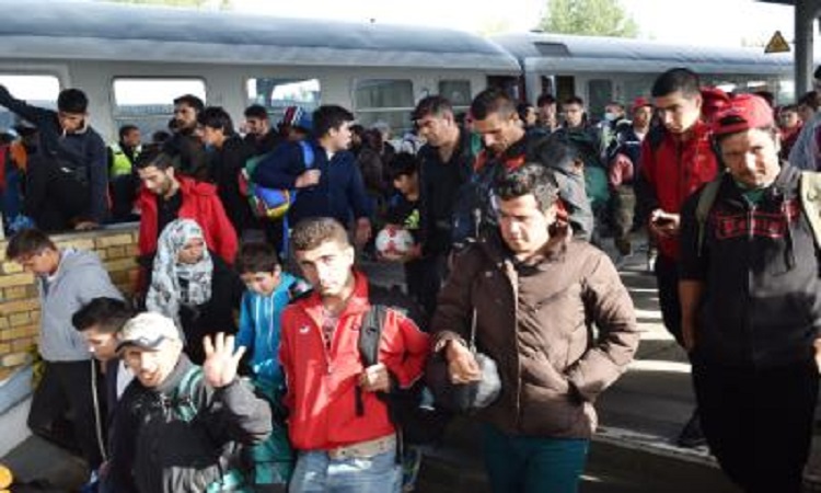 Ένα τρένο με πάνω από χίλιους πρόσφυγες έφτασε από την Κροατία στα σύνορα με την Ουγγαρία