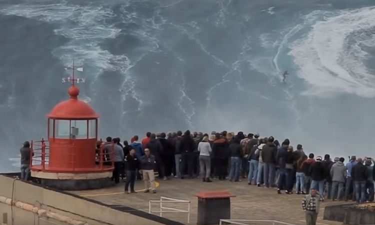 Εντυπωσιακές εικόνες- Σέρφερ δάμασε τα δυσκολότερα κύματα στον κόσμο! (ΒΙΝΤΕΟ)