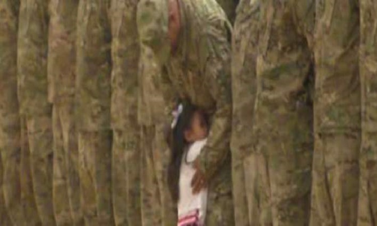 Τρίχρονο κοριτσάκι διακόπτει στρατιωτική εκδήλωση -Τρέχει και αγκαλιάζει τον πατέρα της (Βίντεο)